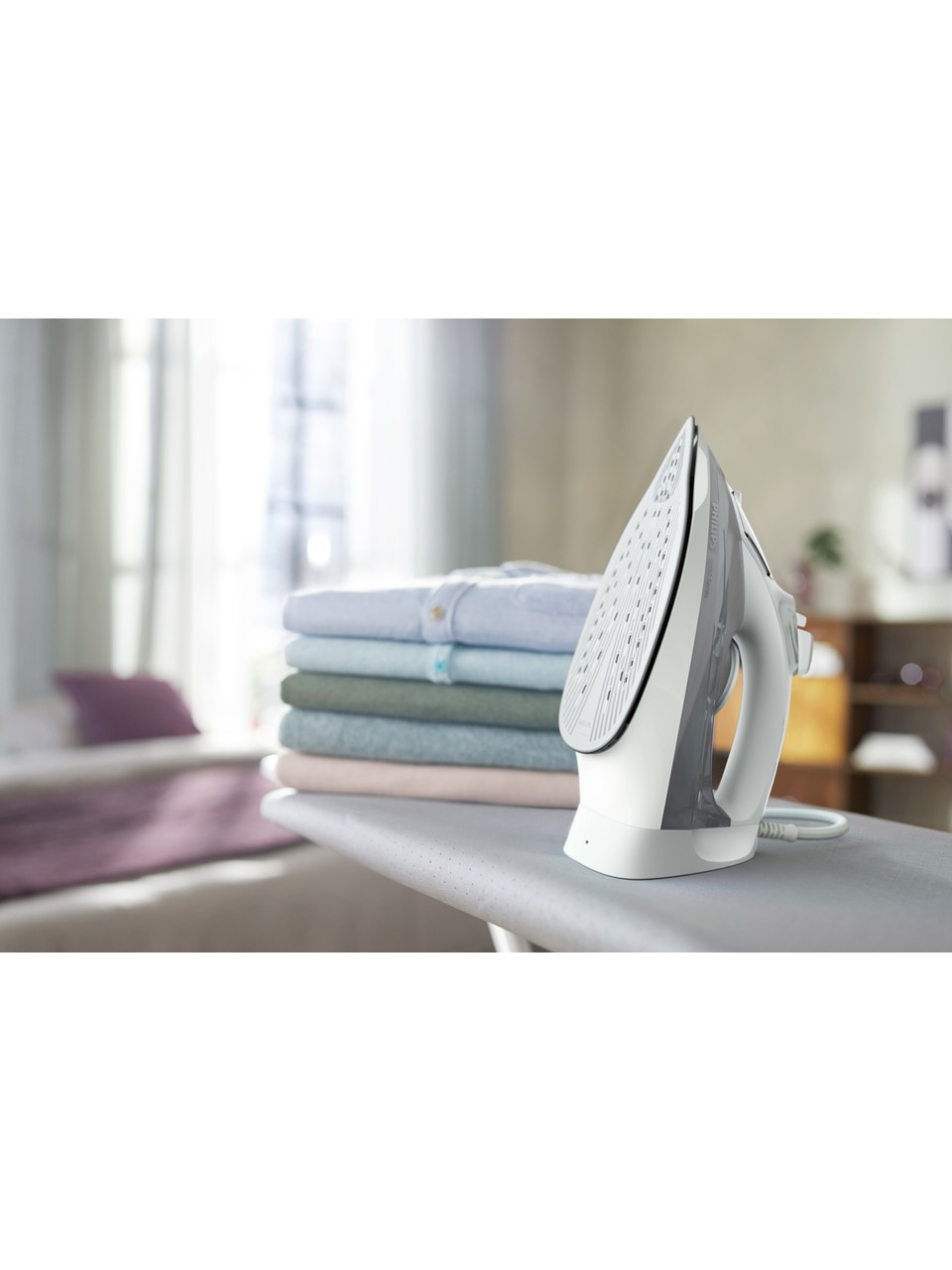 Philips 5000 Serisi Buharlı Ütü, 2400W, 160 g Şok Buhar, SteamGlide Plus Taban, DST5010/10